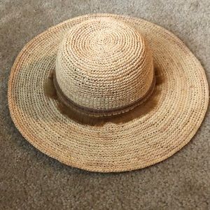 Straw hat with fur trim